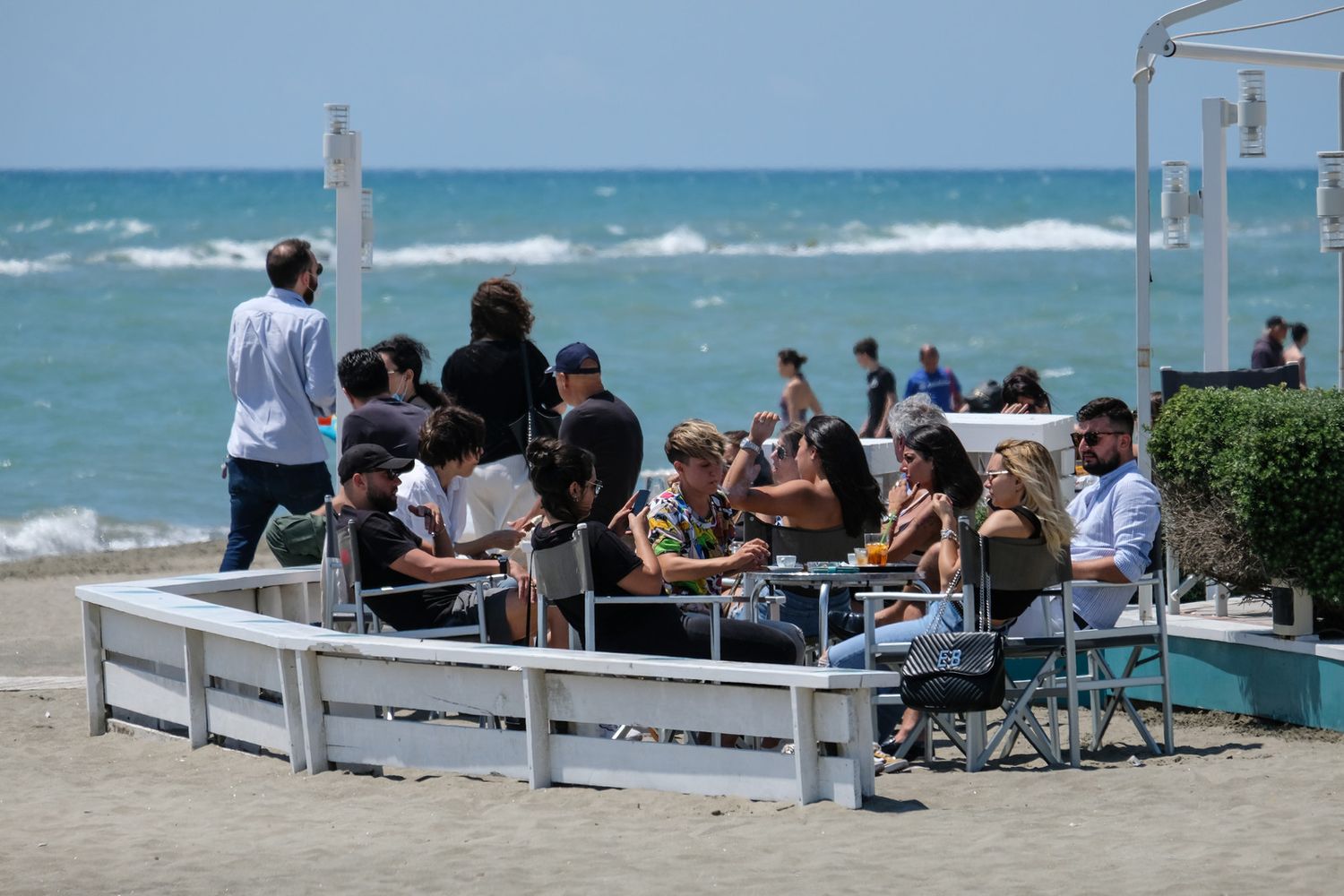 Roma, aperitivo sul lungomare di Ostia, estate 2020