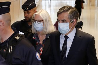 L'ex premier francese Francois Fillon e la moglie Penelope lasciano il tribunale dopo la condanna