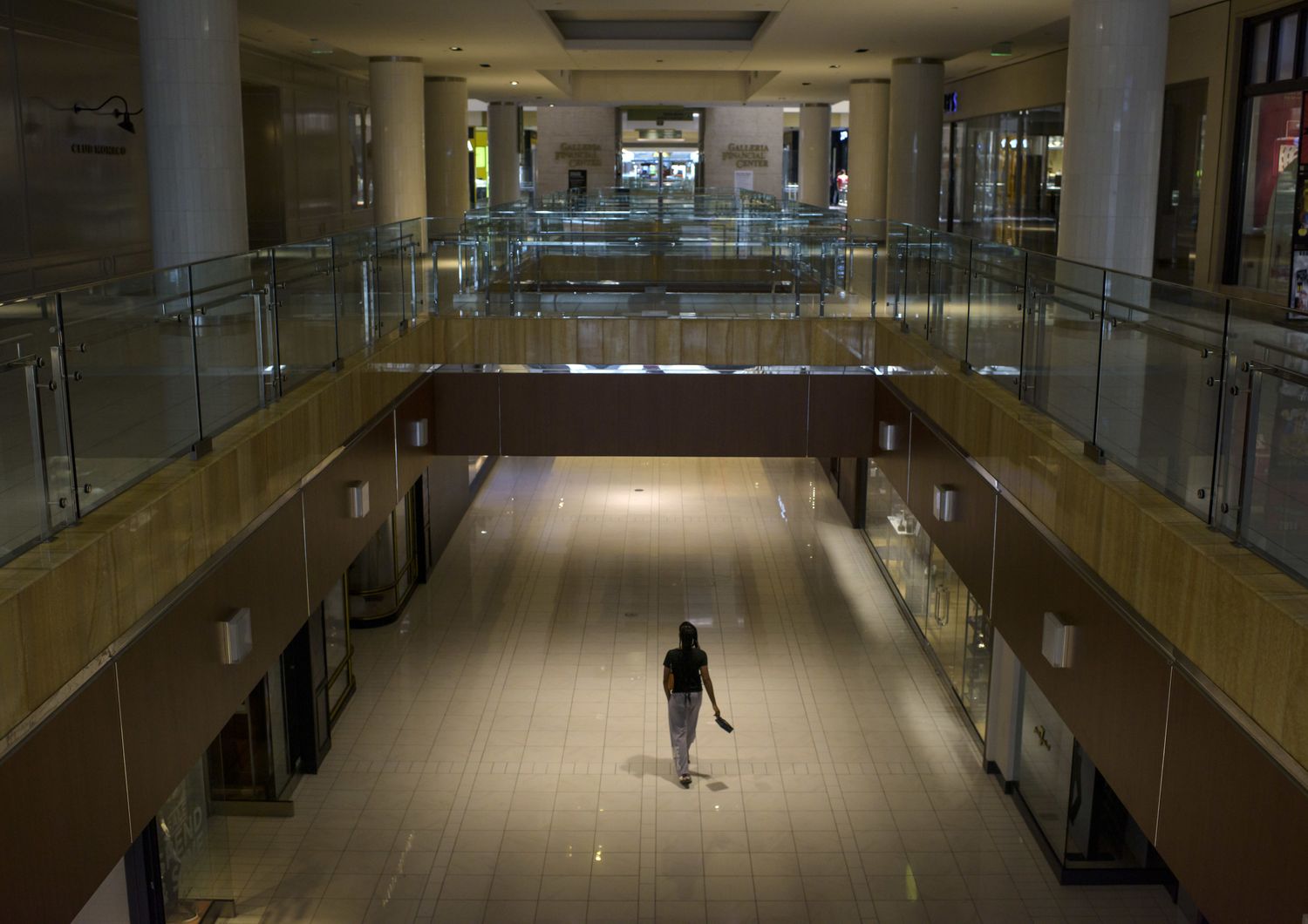 Un cliente cammina nel centro commerciale 'The Galleria' di Houston