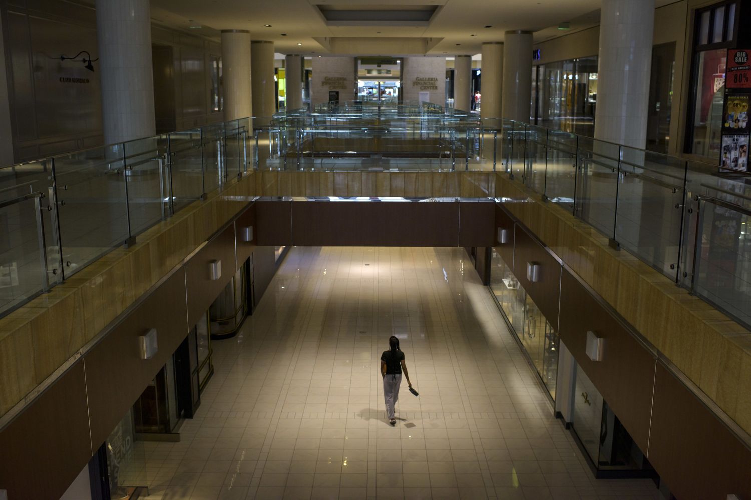 Un cliente cammina nel centro commerciale 'The Galleria' di Houston