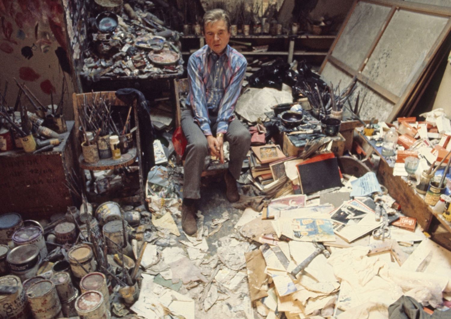 Francis Bacon nel suo studio a Londra nel 1974