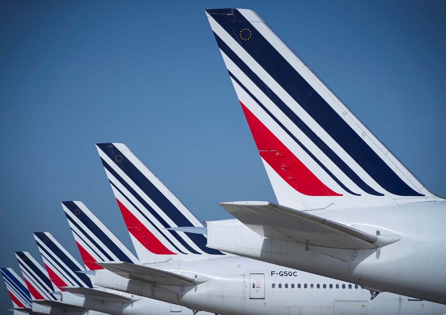 Aerei dell'Air France in parcheggio nell'aeroporto di Charles De Gaulle a Parigi