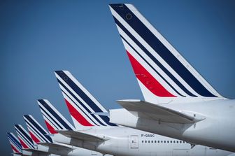 Aerei dell'Air France in parcheggio nell'aeroporto di Charles De Gaulle a Parigi