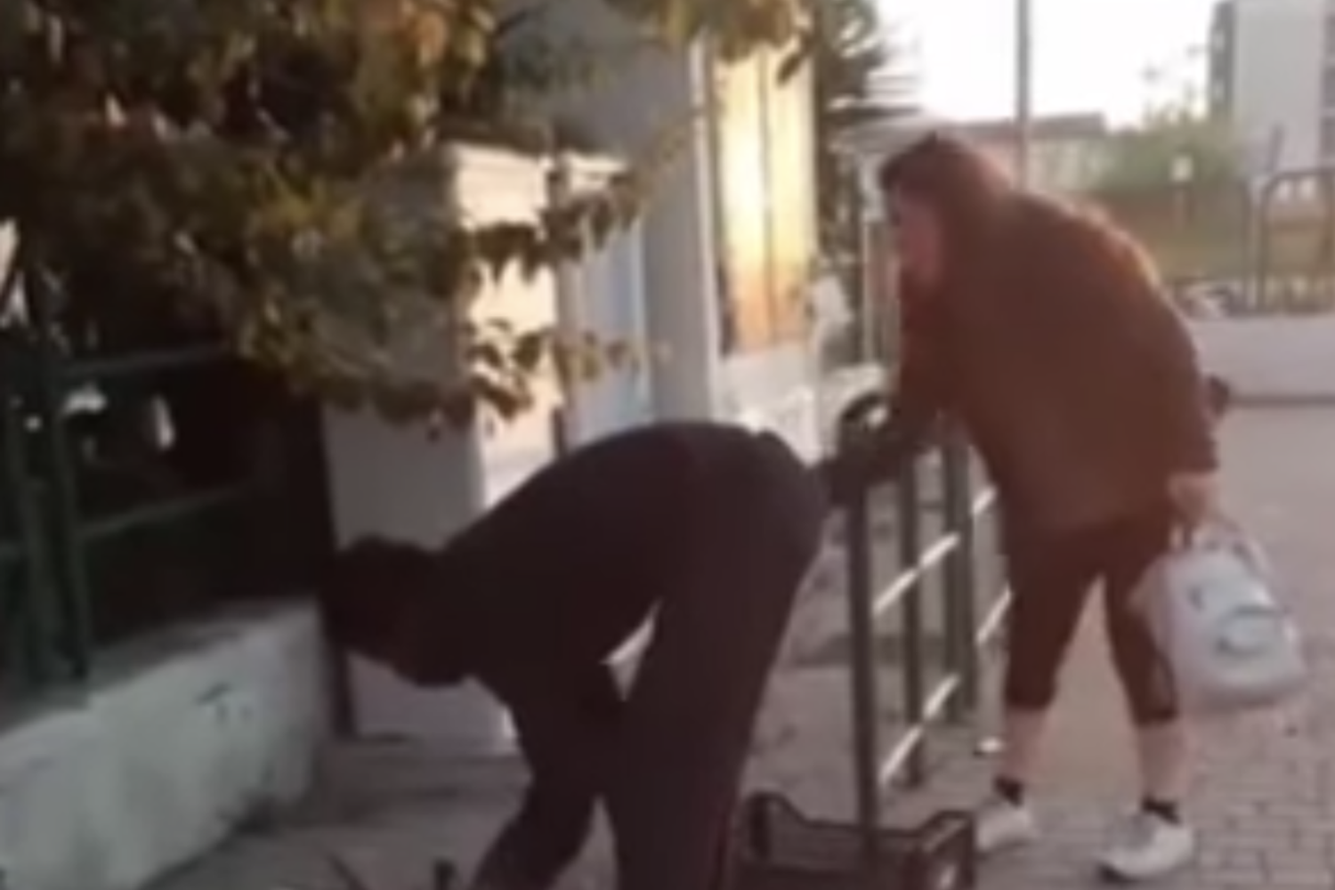 Un frame del video dell'uomo sorpreso a cucinare un gatto per strada