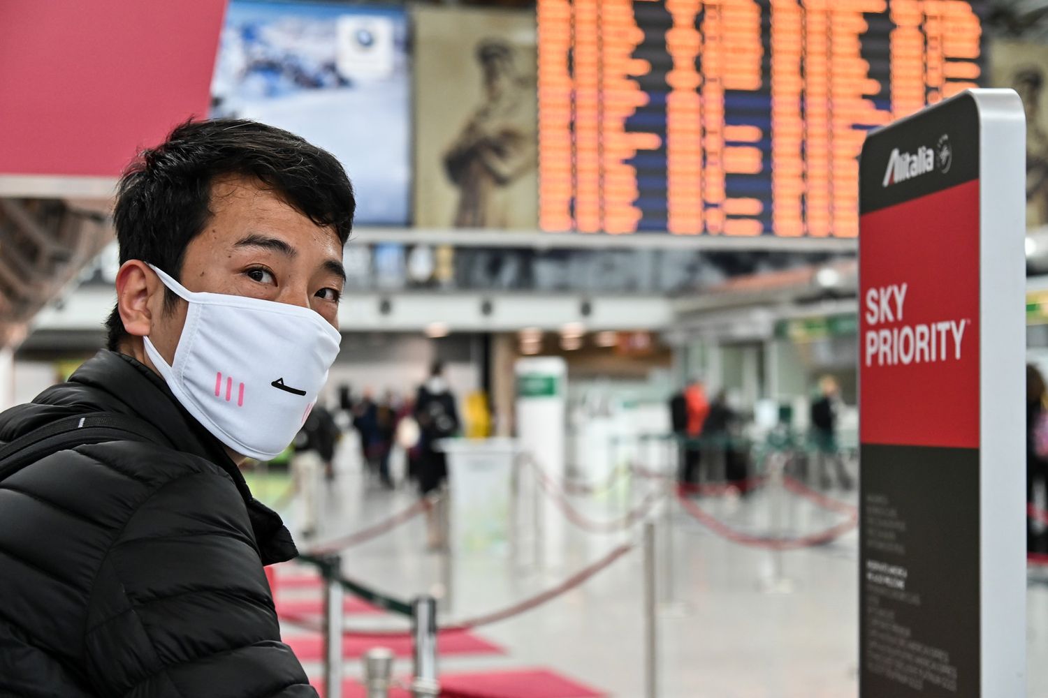 Un passeggero nell'aeroporto di Fiumicino