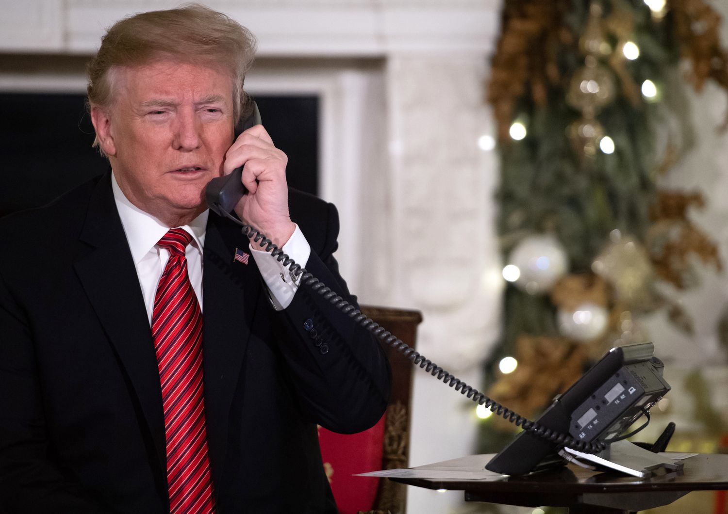 Il presidente Donald Trump parla al telefono nella State dining Room della Casa Bianca