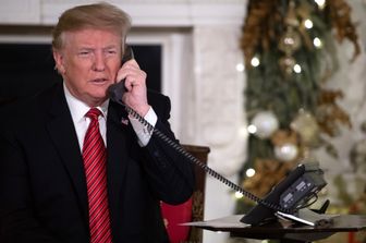 Il presidente Donald Trump parla al telefono nella State dining Room della Casa Bianca