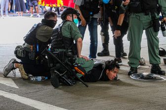 L'arresto di un manifestante durante le proteste a Hong Kong
