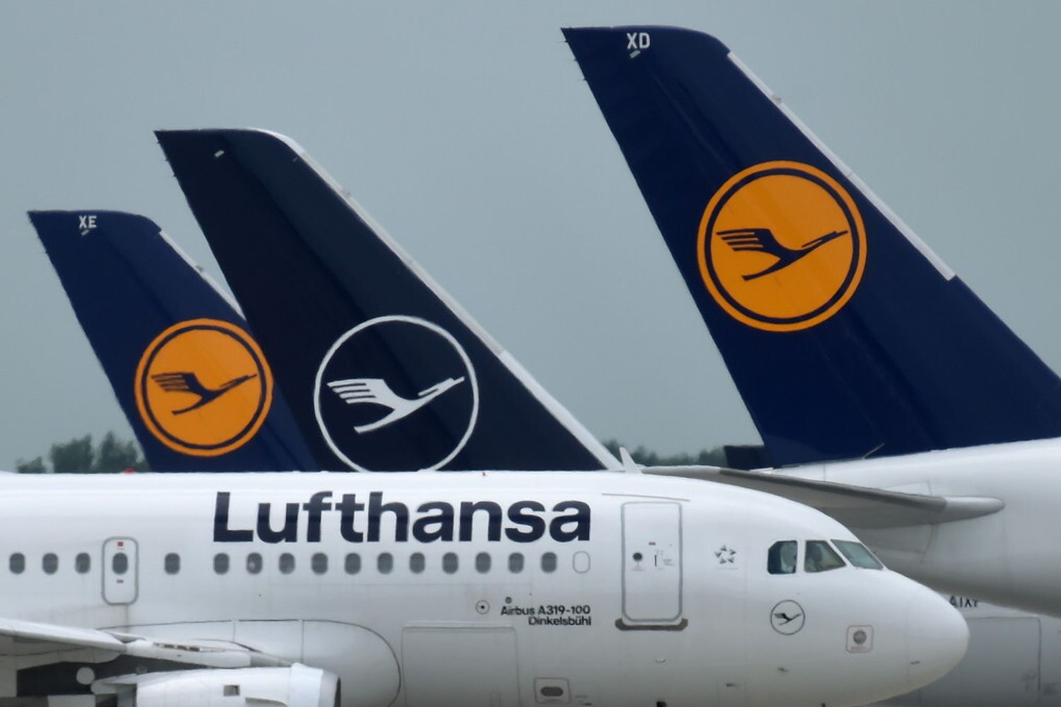 Aerei della Lufthansa nell'aeroporto di Monaco di Baviera