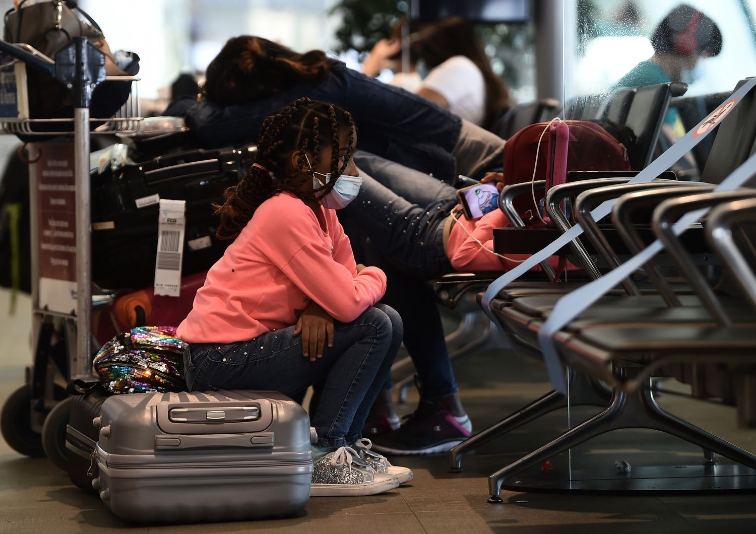 Passeggeri in attesa nell'aeroporto di Fiumicino