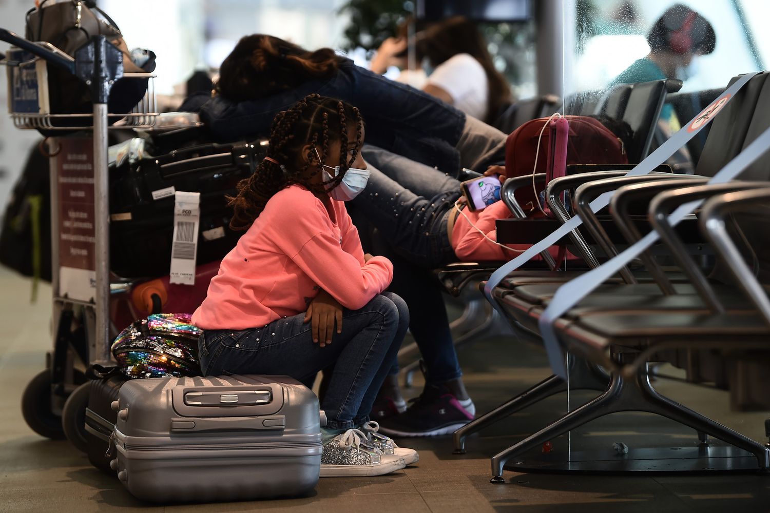 Passeggeri in attesa nell'aeroporto di Fiumicino