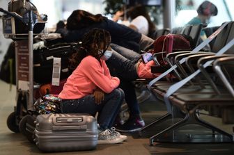 Passeggeri in attesa nell'aeroporto di Fiumicino