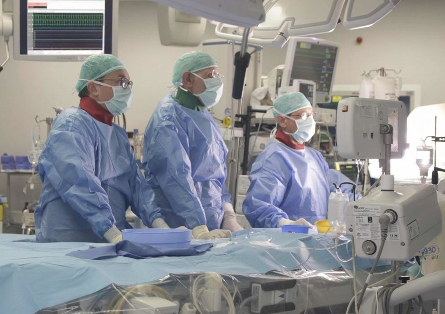 L'equipe del Cardiocenter di Niguarda al lavoro per sostituire la valvola cardiaca