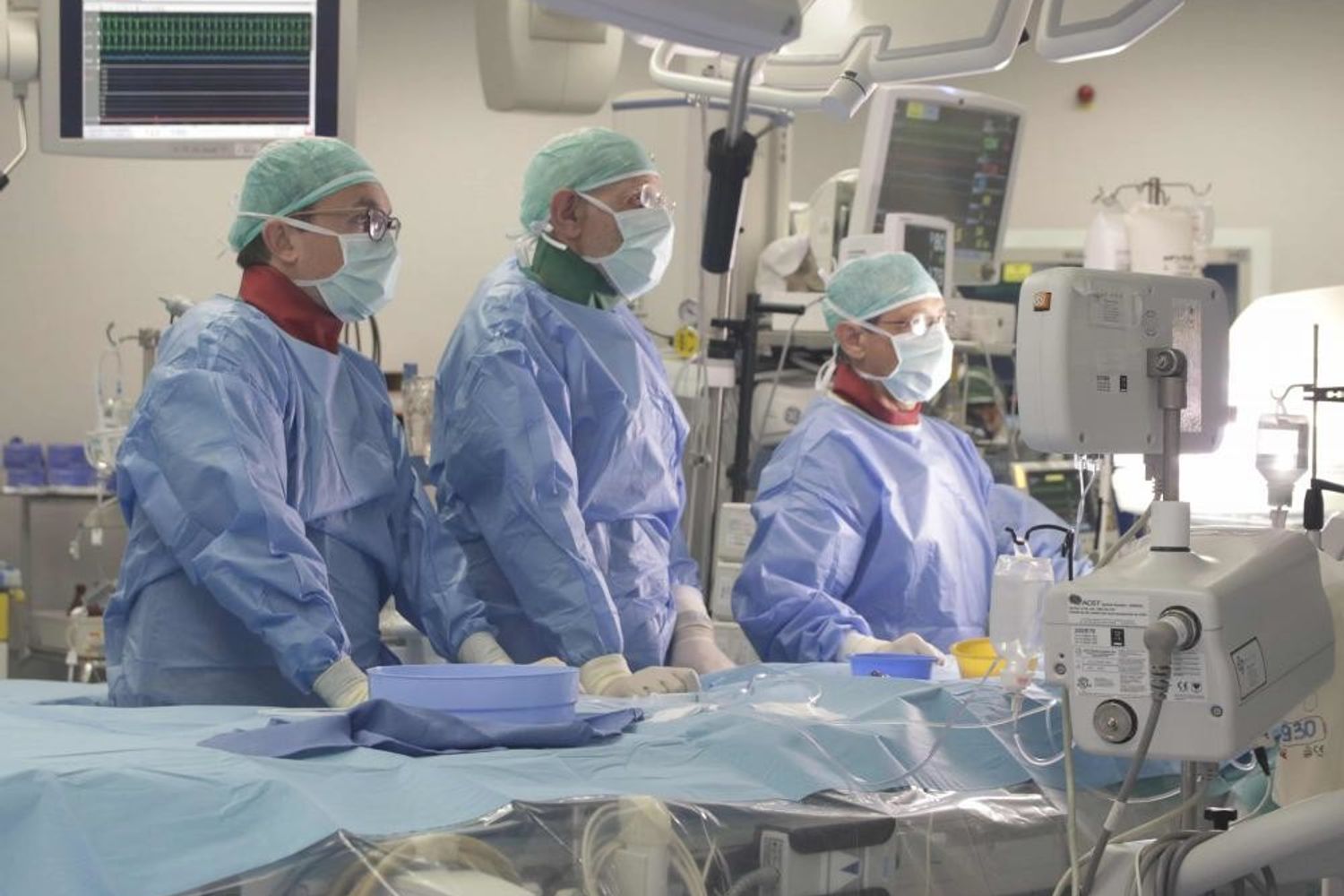 L'equipe del Cardiocenter di Niguarda al lavoro per sostituire la valvola cardiaca