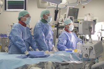 L'equipe del Cardiocenter di Niguarda al lavoro per sostituire la valvola cardiaca
