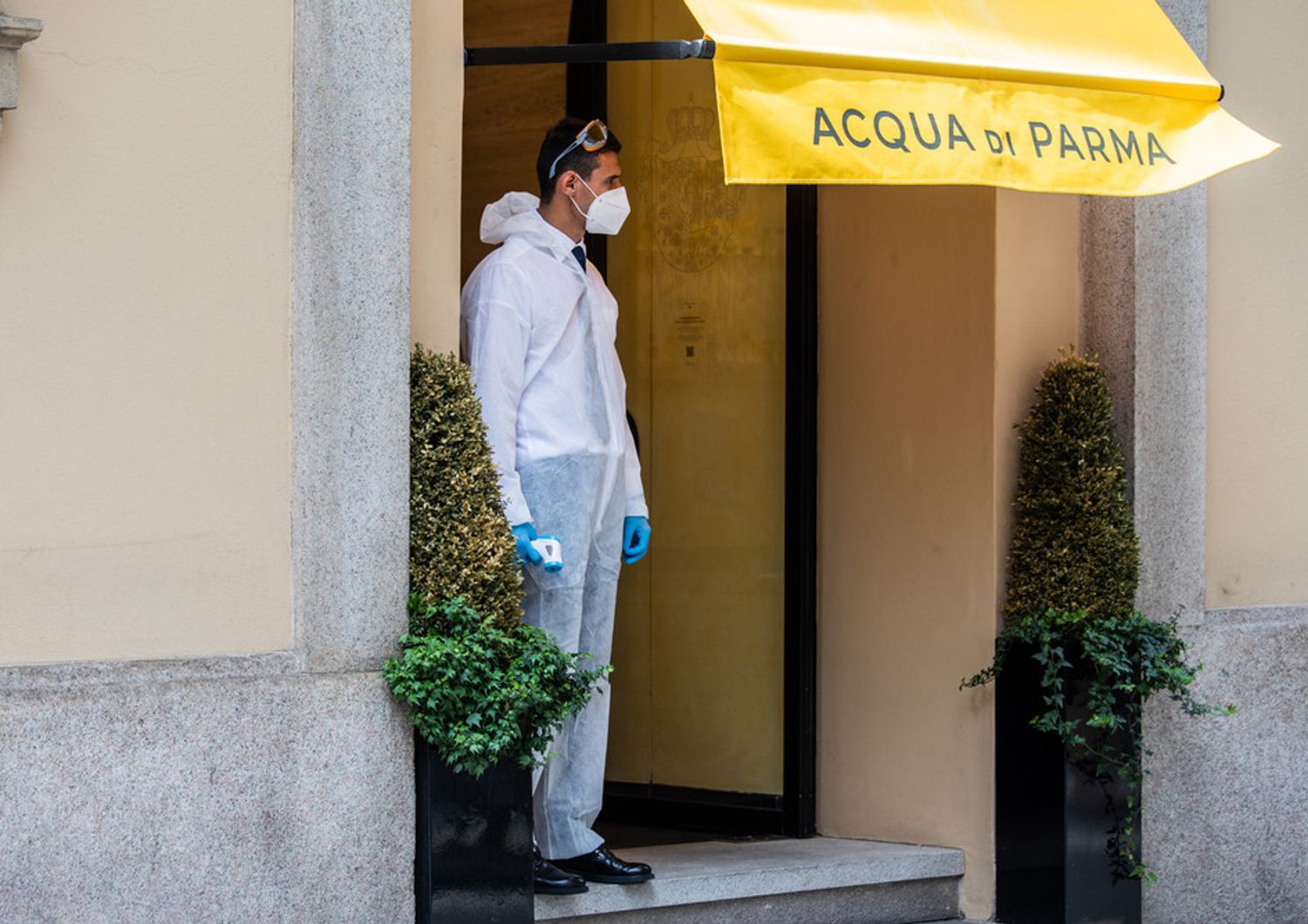 La riapertura di un negozio in via Montenapoleone a Milano