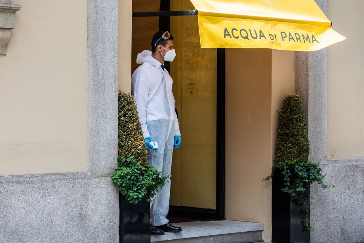 La riapertura di un negozio in via Montenapoleone a Milano