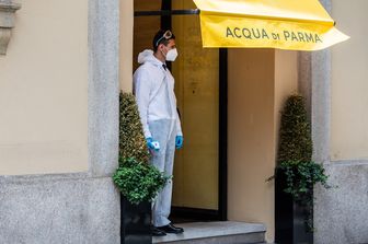 La riapertura di un negozio in via Montenapoleone a Milano