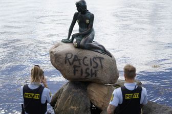 La statua della Sirenetta vandalizzata a Copenhagen