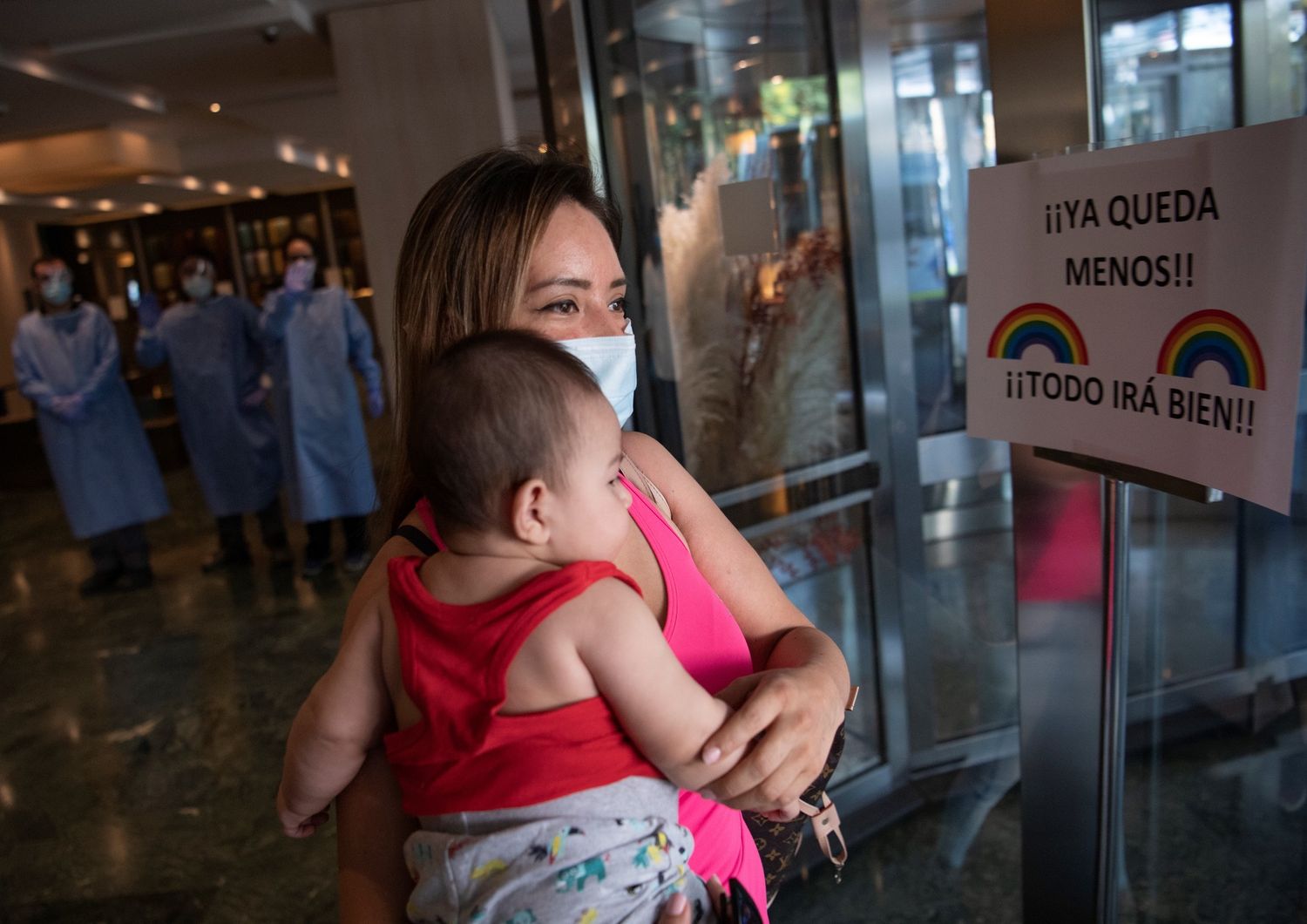Una donna col figlio in un hotel di Barcellona trasformato in centro anti coronavirus