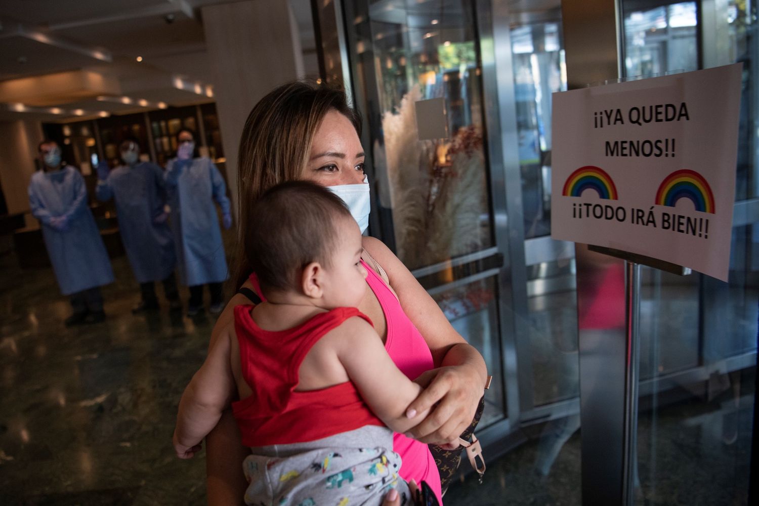 Una donna col figlio in un hotel di Barcellona trasformato in centro anti coronavirus