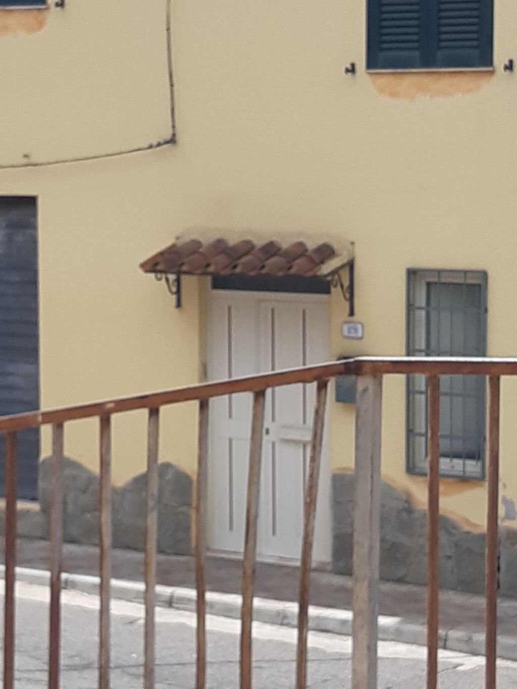 La porta dell'abitazione di Mesina, Orgosolo