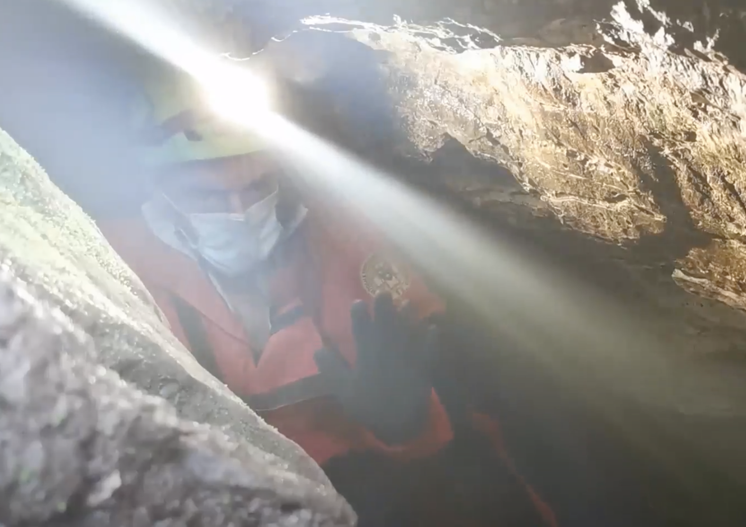 Speleologi bloccati in grotta: salvi in due, si cerca il terzo