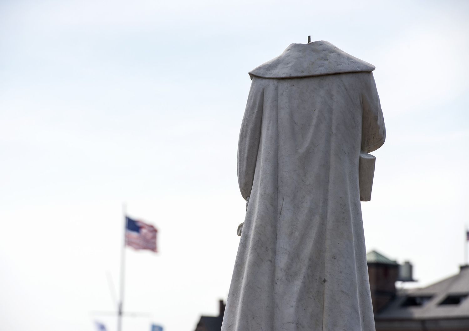 La statua di Cristoforo Colombo a Boston, decapitata dai manifestanti.