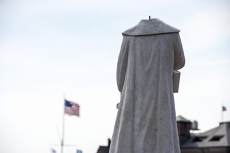 La statua di Cristoforo Colombo a Boston, decapitata dai manifestanti.