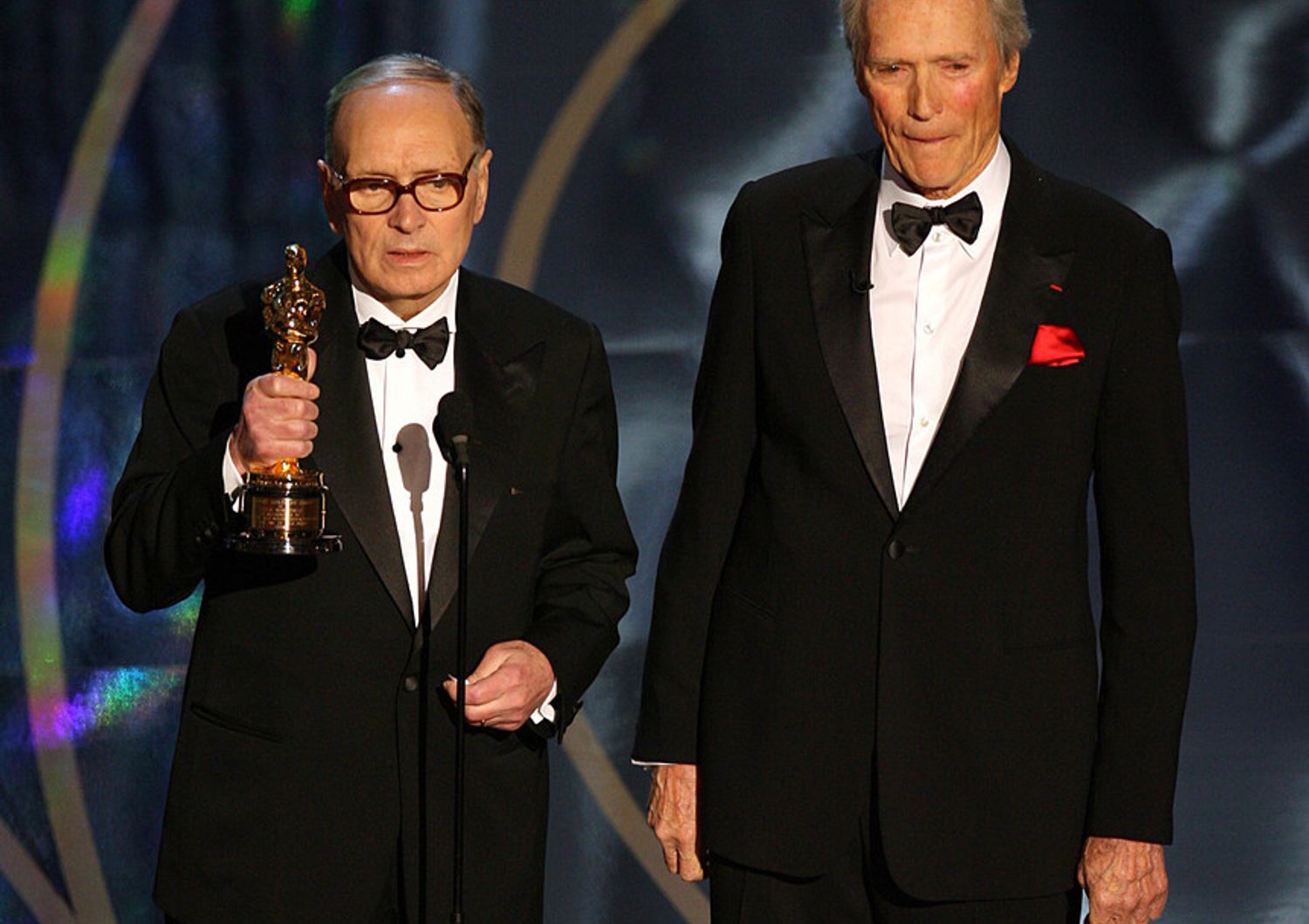 Ennio Morricone riceve l'Oscar da Clint Eastwood&nbsp;