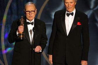 Ennio Morricone riceve l'Oscar da Clint Eastwood&nbsp;