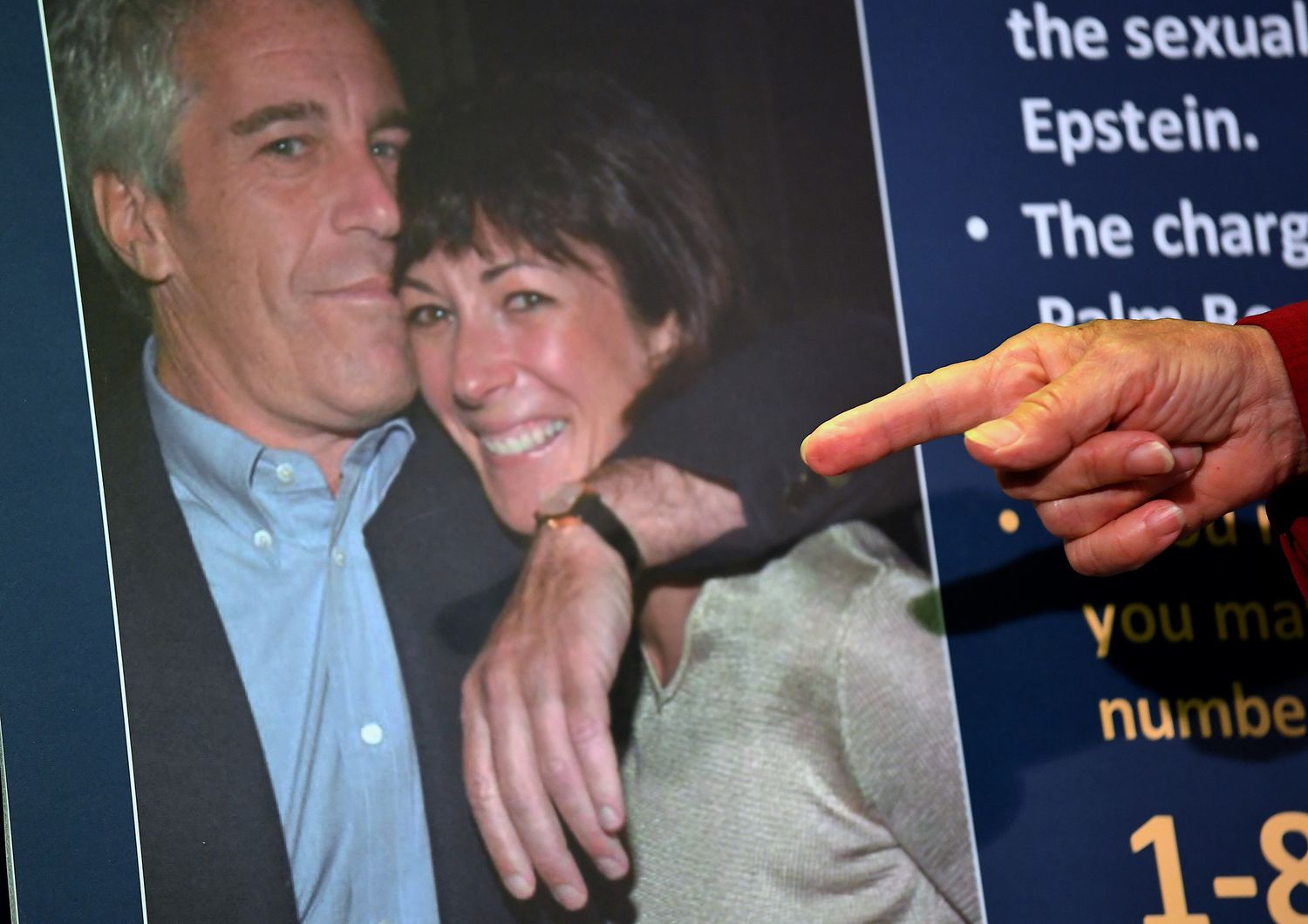 Jeffrey Epstein e Ghislaine Maxwell in una foto mostrata dalla procuratrice di New York, Audrey Strauss