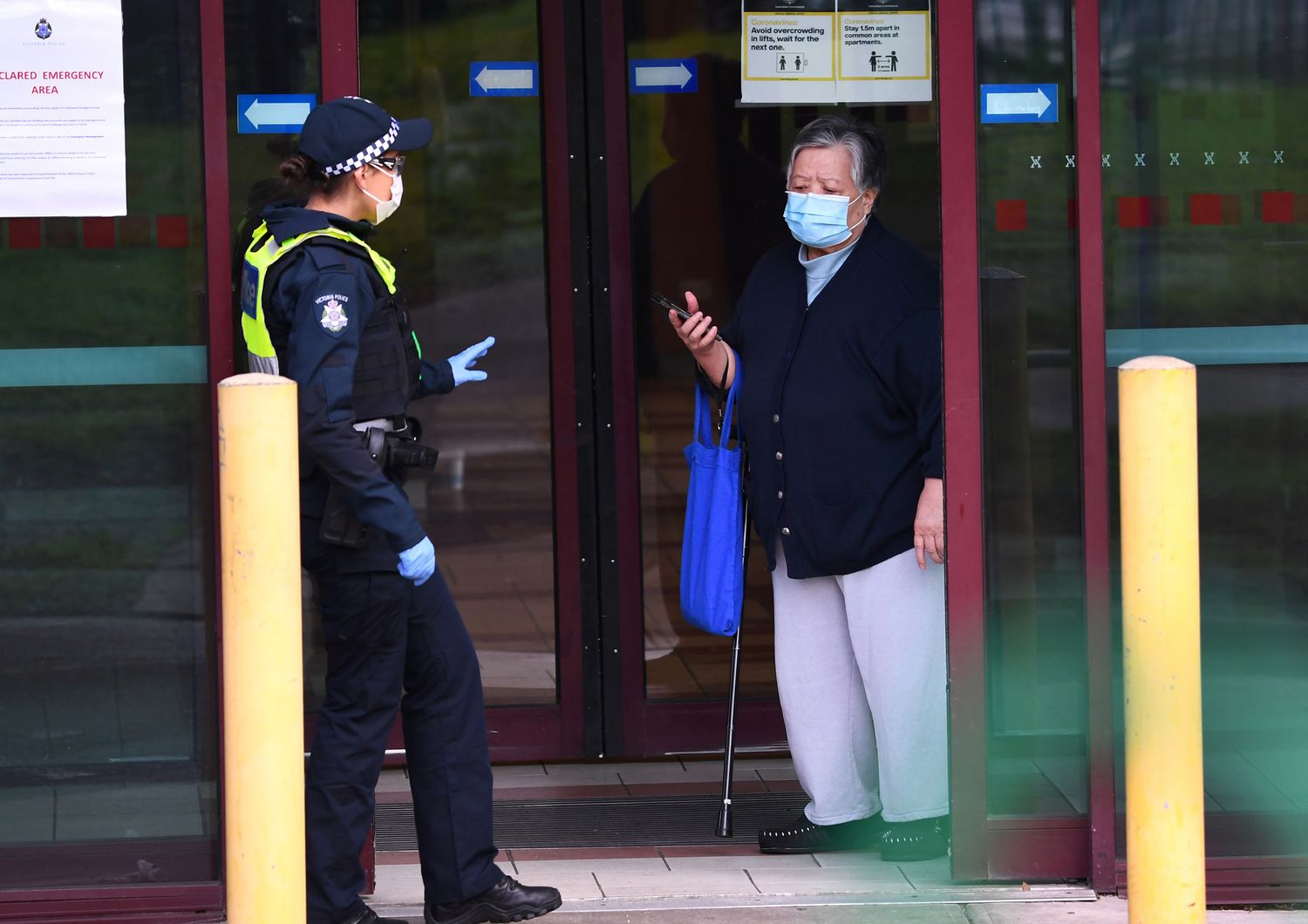 Controlli della polizia all'ingresso di un condominio di case popolari di Melbourne dove si &egrave; registrato un focolaio di coronavirus