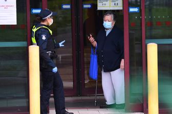 Controlli della polizia all'ingresso di un condominio di case popolari di Melbourne dove si &egrave; registrato un focolaio di coronavirus