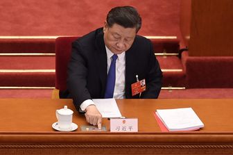 Il presidente cinese Xi Jinping vota durante l'ultima seduta dell'Assemblea nazionale del popolo