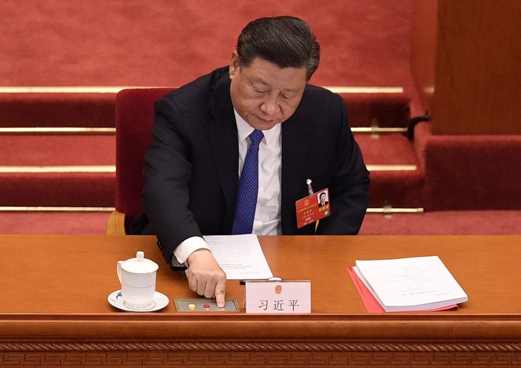 Il presidente cinese Xi Jinping vota durante una seduta dell'Assemblea nazionale del popolo