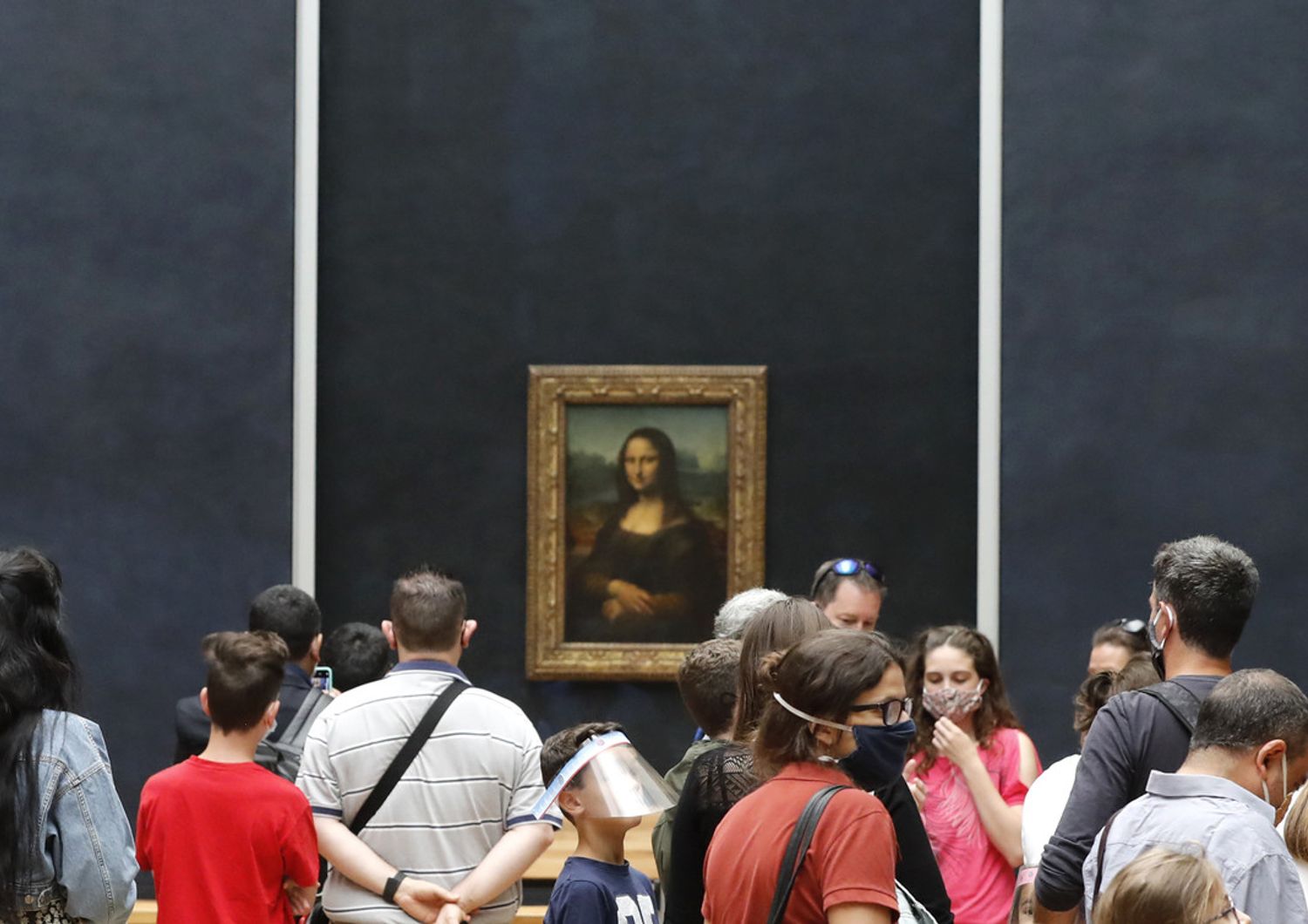 Con la mascherina davanti alla Gioconda nel giorno della riapertura del museo del Louvre a Parigi