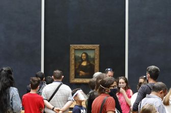 Con la mascherina davanti alla Gioconda nel giorno della riapertura del museo del Louvre a Parigi