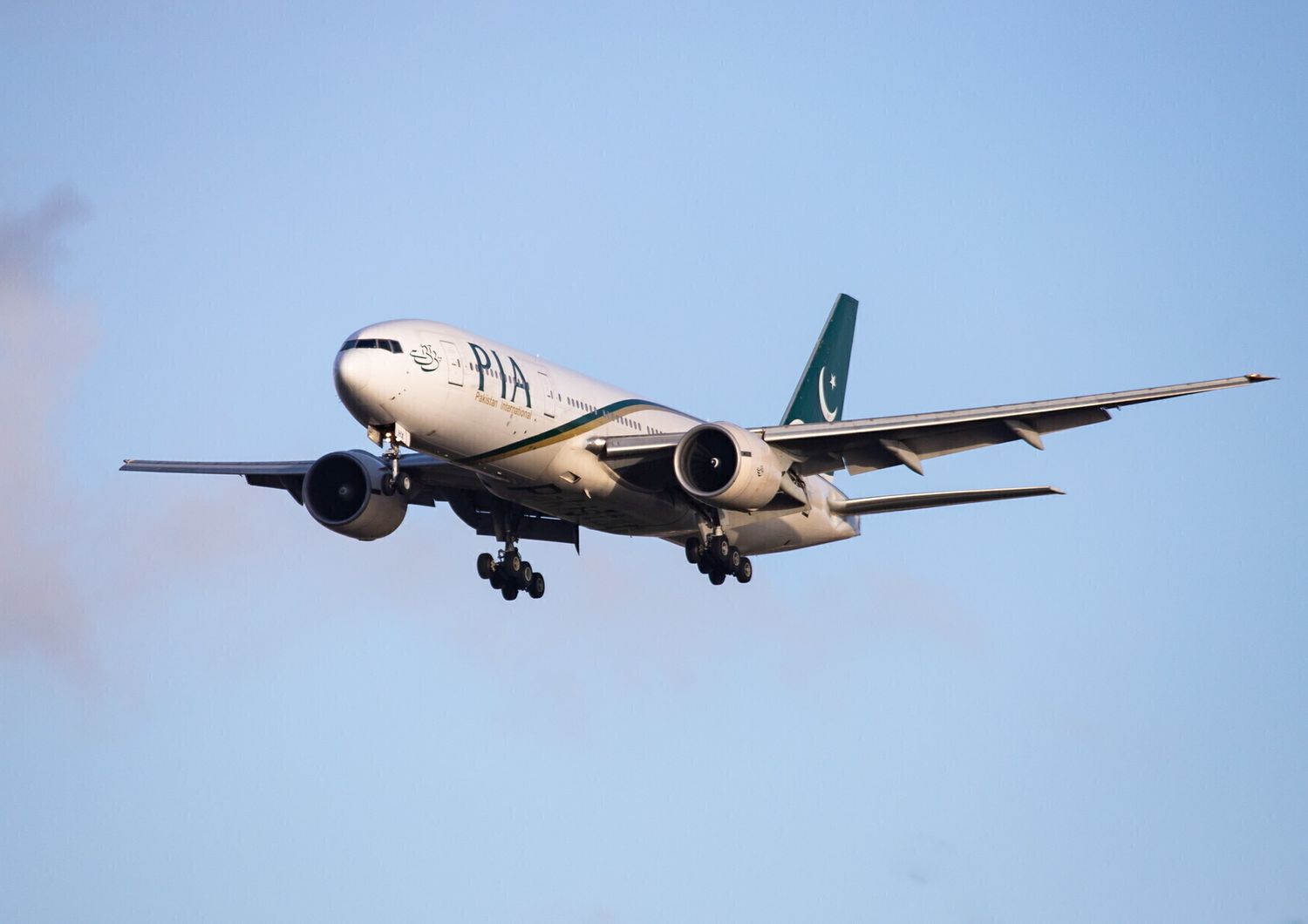 Un Boeing 777-200 della Pakistan International Airlines (Pia) in fase di atterraggio