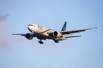 Un Boeing 777-200 della Pakistan International Airlines (Pia) in fase di atterraggio