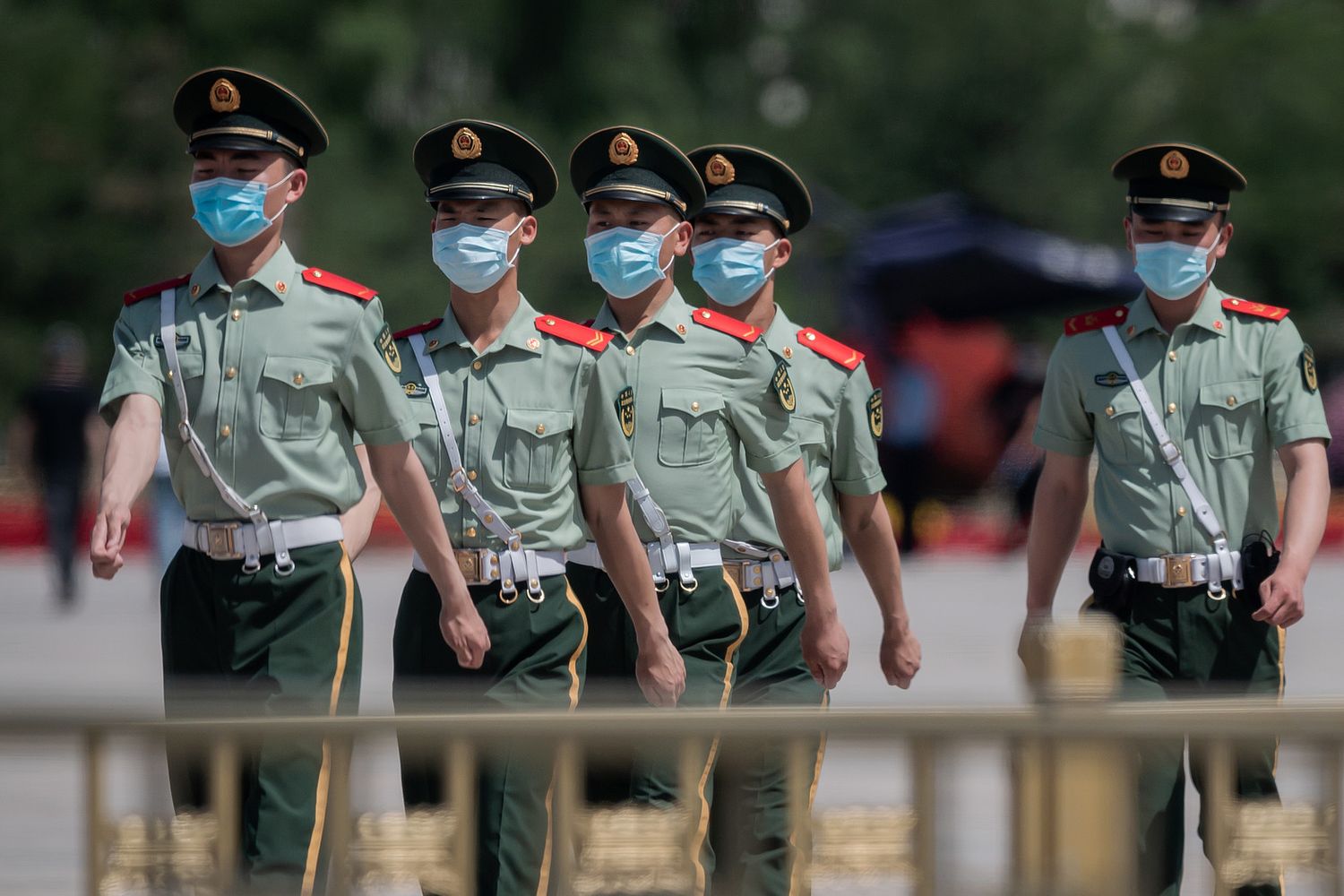 Cina: poliziotti di ronda in piazza Tiananmen a Pechino