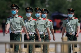 Cina: poliziotti di ronda in piazza Tiananmen a Pechino