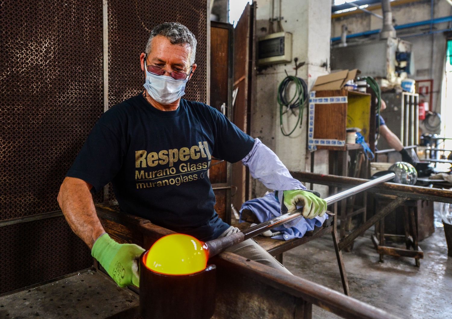 Un'impresa di lavorazione del vetro di Murano