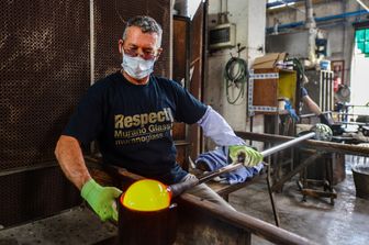 Un'impresa di lavorazione del vetro di Murano