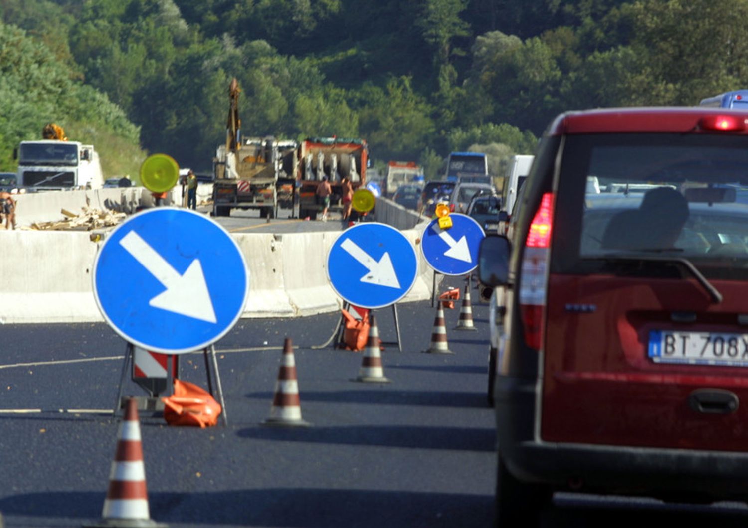 I cantieri in autostrada causano restringimenti e code