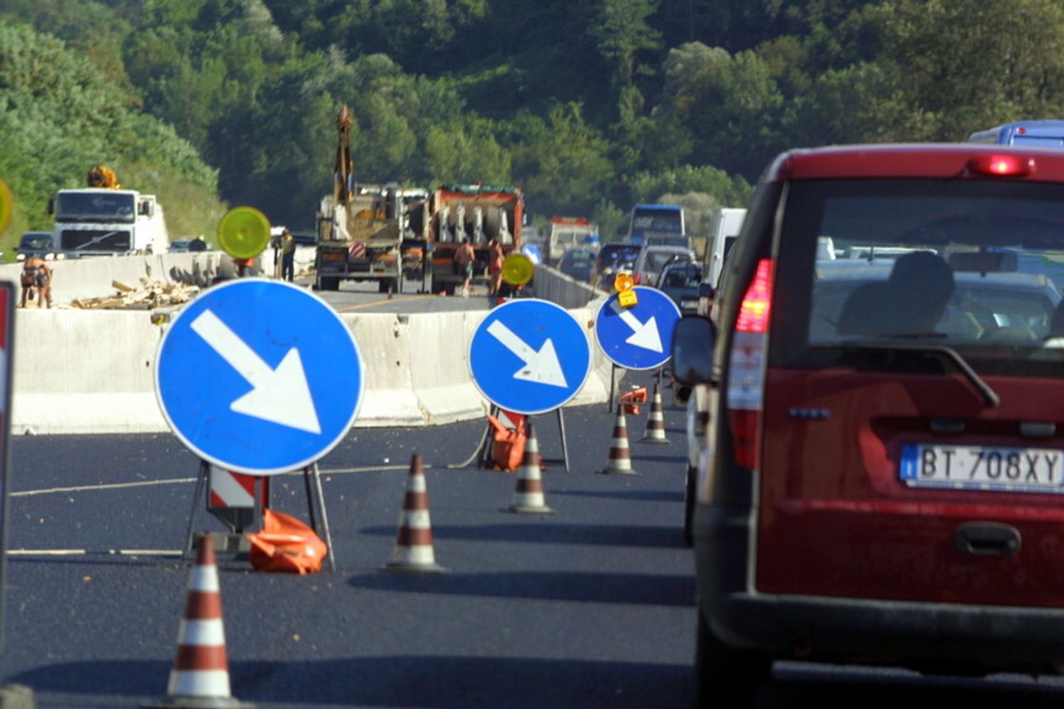 I cantieri in autostrada causano restringimenti e code