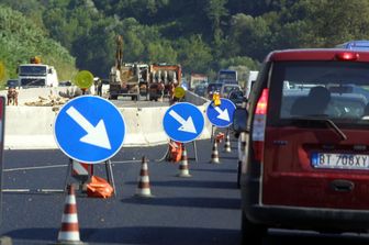 I cantieri in autostrada causano restringimenti e code