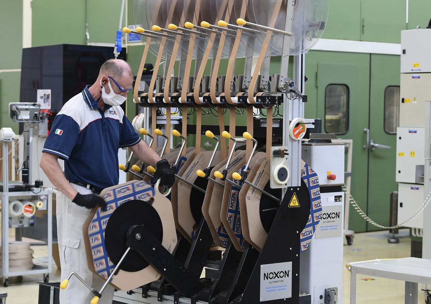 Un operaio al lavoro in un'industria del comparto automotive di Codogno