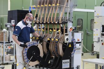 Un operaio al lavoro in un'industria del comparto automotive di Codogno