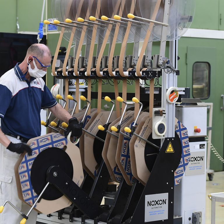 Un operaio al lavoro in un'industria del comparto automotive di Codogno